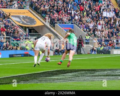 London, Großbritannien. April 2024. Twickenham Stadium, London, 20. April 2024: Ellie Kildunne (England 15) erzielt einen weiteren Versuch im Spiel zwischen England und Irland bei den Women's Six Nations Championships im Twickenham Stadium, London am 20. April 2024 (Claire Jeffrey/SPP) Credit: SPP Sport Press Photo. /Alamy Live News Stockfoto