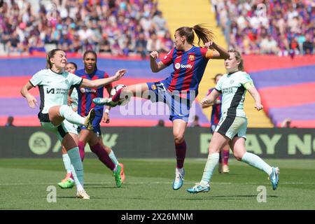 20. April 2024; Estadi ol&#xed;mpic llu&#xed;s Companys, Barcelona, Spanien, Women's Champions League Football, Barcelona Femeni gegen Chelsea; Alexia Putellas FC Barcelona mit einem Schritt hinten in der Chelsea Box Stockfoto