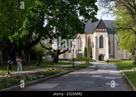 Sarospatak, Ungarn. April 2024. Seitenansicht der Basilika St. John, auch bekannt als Castle Church. Quelle: Mark Kerrison/Alamy Live News Stockfoto