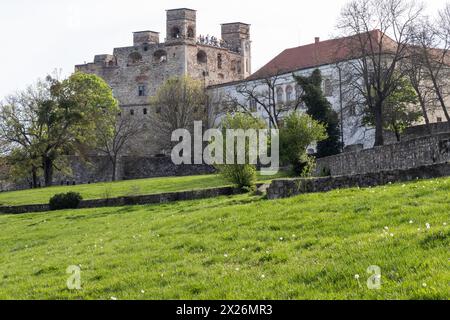 Sarospatak, Ungarn. April 2024. Die Burg Rakoczi ist neben dem Fluss Bodrog zu sehen. Die Burg wurde zwischen 1534 und 1537 erbaut und ist ein wichtiges historisches Denkmal. Quelle: Mark Kerrison/Alamy Live News Stockfoto