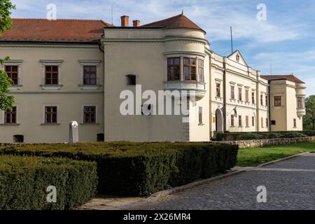 Sarospatak, Ungarn. April 2024. Der Lorántffy-Flügel der Burg Rakoczi ist von außen zu sehen. Die Burg wurde zwischen 1534 und 1537 erbaut und ist ein wichtiges historisches Denkmal. Quelle: Mark Kerrison/Alamy Live News Stockfoto