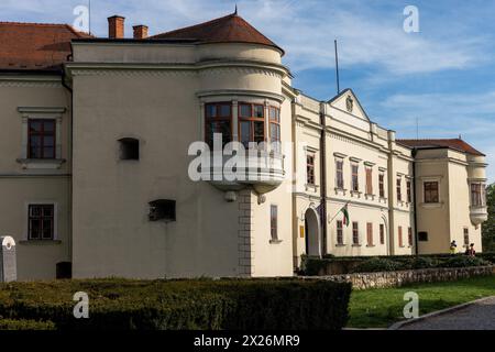 Sarospatak, Ungarn. April 2024. Der Lorántffy-Flügel der Burg Rakoczi ist von außen zu sehen. Die Burg wurde zwischen 1534 und 1537 erbaut und ist ein wichtiges historisches Denkmal. Quelle: Mark Kerrison/Alamy Live News Stockfoto