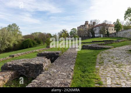 Sarospatak, Ungarn. April 2024. Das Rakoczi-Schloss ist von unten aus zu sehen. Die Burg wurde zwischen 1534 und 1537 erbaut und ist ein wichtiges historisches Denkmal. Quelle: Mark Kerrison/Alamy Live News Stockfoto