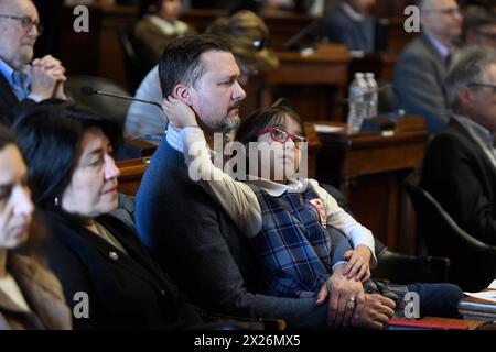 Boston, Ma, USA. April 2024. Armenier und Freunde nehmen am 109. Jahrestag des Völkermordes an den Armeniern 1915 durch die osmanische Regierung Teil. Die diesjährige Veranstaltung ist von immenser Bedeutung, insbesondere angesichts der jüngsten ethnischen Säuberung der Armenier aus Berg-Karabch im September letzten Jahres durch die Streitkräfte der Regierung Aserbaidschans. (Kreditbild: © Kenneth Martin/ZUMA Press Wire) NUR REDAKTIONELLE VERWENDUNG! Nicht für kommerzielle ZWECKE! Stockfoto