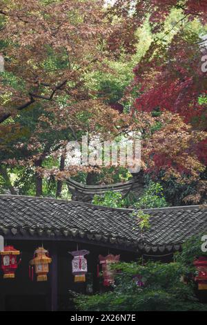 Herbstliche Landschaft des Jichang Gartens in der alten Stadt Huishan, Wuxi Stockfoto