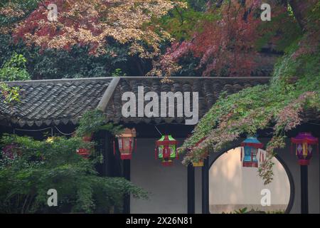 Herbstliche Landschaft des Jichang Gartens in der alten Stadt Huishan, Wuxi Stockfoto