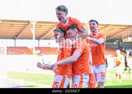 Hayden Coulson von Blackpool feiert sein Ziel, es 3-0 während des Sky Bet League 1 Matches Blackpool gegen Barnsley in der Bloomfield Road, Blackpool, Großbritannien, 20. April 2024 (Foto: Craig Thomas/News Images) in , am 20. April 2024. (Foto: Craig Thomas/News Images/SIPA USA) Stockfoto