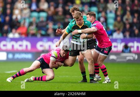 Tom Litchfield der Northampton Saints wird vom Freddie Steward der Leicester Tigers (links) während des Gallagher Premiership-Spiels im Cinch Stadium in Franklin's Gardens in Northampton angegriffen. Bilddatum: Samstag, 20. April 2024. Stockfoto