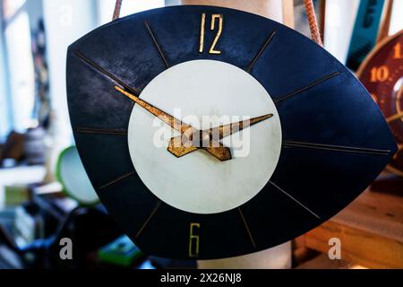 Alte Vintage-Uhr auf hölzernem Hintergrund. Rundes Zifferblatt der Wanduhr. Klassisches Schwarzweiß-Foto. Konzeptzeit läuft. Zeitkonzept. Uhr, Zeit Stockfoto
