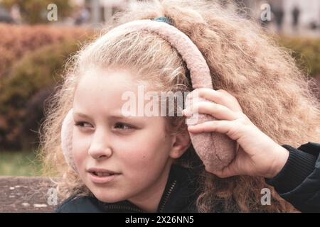 Düsteres Kind. Die verärgerten Kinderhände schließen die Ohren. Das Konzept, dem das kleine Mädchen nicht zustimmt, das Kind will nicht zuhören. Keine Bereitschaft zuzuhören, B Stockfoto