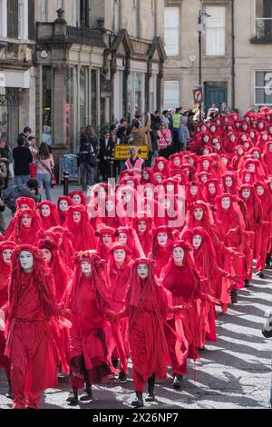 Bath, UK. April 2024. Die Extinction Rebellion veranstaltet heute eine Beerdigung für die Natur im Zentrum von Bath. Die Rebellen der Rebellen, begleitet von Trommlern, die einen Begräbnisschlag spielten, bahnten ihren Weg durch die Stadt, um die Notlage der Umwelt hervorzuheben. Mit etwa 400 Jahren ist dies die größte Versammlung der Roten Rebellen aller Zeiten. Die Gruppe schärft das Bewusstsein für den Status des Vereinigten Königreichs als eines der am stärksten von der Natur betroffenen Länder der Welt. Quelle: JMF News/Alamy Live News Stockfoto