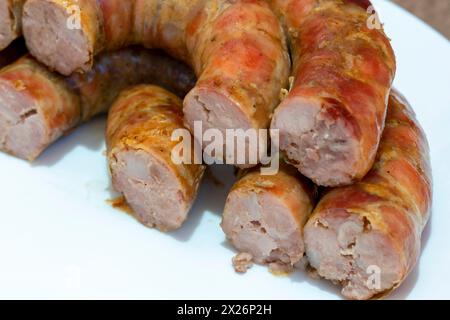 Wurst geschnitten, gekochte Wurstfüllung. Hausgemachte Schweinswurst auf dem Teller. Nahaufnahme Stockfoto