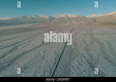 Hami, Xinjiang: Schnee fällt über die Wüste Gobi, einzigartige Schönheit Stockfoto