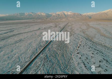 Hami, Xinjiang: Schnee fällt über die Wüste Gobi, einzigartige Schönheit Stockfoto