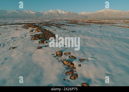 Hami, Xinjiang: Schnee fällt über die Wüste Gobi, einzigartige Schönheit Stockfoto