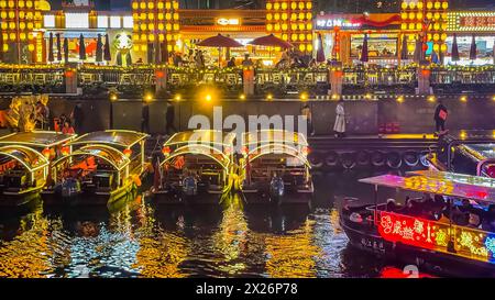 Nächtlicher Blick auf die Jinjiang Wharf am Chengdu East Gate Stockfoto