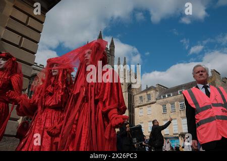 Bath, England, Großbritannien. April 2024. In einem starken Zeichen der Solidarität für die Umwelt, Städte auf der ganzen Welt, darunter Bath, Großbritannien, Boston, Sydney, Göteborg und Lissabon veranstalten die Prozessionen „˜Beerdigung für die Natur“. Die größte Versammlung der Roten Rebellen, über 400 Menschen in markanten roten Outfits, versammeln sich in Bath. Die Prozession gipfelt in einem dramatischen Finale vor der Abtei. Die unter dem Motto˜Code Red for Nature“ organisierte Veranstaltung soll das Bewusstsein für die Biodiversitätskrise schärfen und zu dringenden kollektiven Maßnahmen anregen. Der Naturschützer Chris Packham tritt dem bei Stockfoto