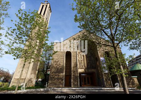 Sainte-Jeanne-de-Chantal ist eine katholische Kirche in Paris aus Beton im byzantinischen Stil mit einer großen Kuppel. Stockfoto