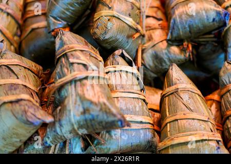 Ausflug zum Wasserdorf Zhujiajiao, Shanghai, China, Asien, Eine Sammlung traditionell verpackter Reispakete umgeben von Blättern Stockfoto