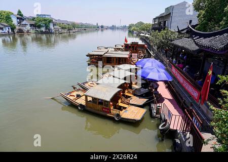 Ausflug zum Wasserdorf Zhujiajiao, Shanghai, China, Asien, Holzboot auf dem Kanal mit Blick auf die historische Architektur, traditionelle Boote auf einem Fluss Stockfoto