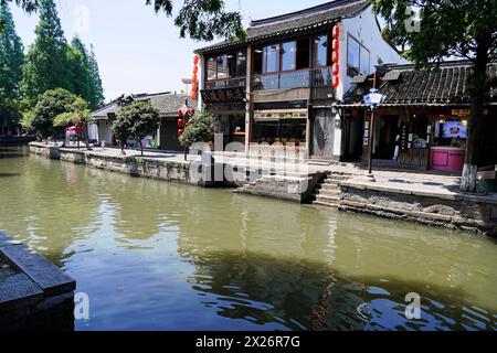 Ausflug zum Wasserdorf Zhujiajiao, Shanghai, China, Asien, traditionelle Gebäude entlang eines ruhigen Wasserkanals Stockfoto