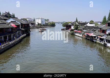 Ausflug zum Wasserdorf Zhujiajiao, Shanghai, China, Asien, Holzboot auf Kanal mit Blick auf die historische Architektur, Blick auf einen Fluss mit Booten und Stockfoto