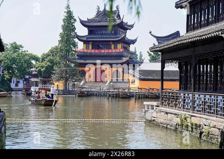 Ausflug zum Wasserdorf Zhujiajiao, Shanghai, China, Asien, Holzboot auf dem Kanal mit Blick auf die historische Architektur Stockfoto