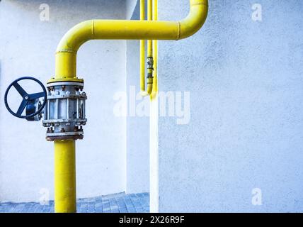 Ventil an der Gasleitung. Versorgung mit Erdgas. Konzept Gasversorgung. Ventilleitung Stockfoto