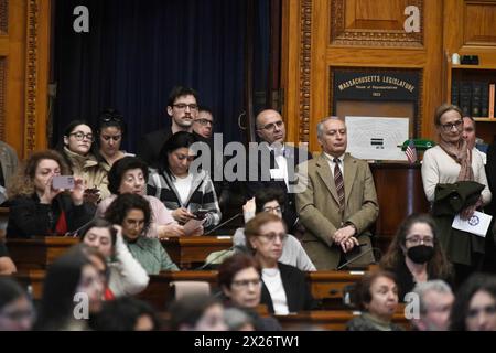 Boston, Ma, USA. April 2024. Armenier und Freunde nehmen am 109. Jahrestag des Völkermordes an den Armeniern 1915 durch die osmanische Regierung Teil. Die diesjährige Veranstaltung ist von immenser Bedeutung, insbesondere angesichts der jüngsten ethnischen Säuberung der Armenier aus Berg-Karabch im September letzten Jahres durch die Streitkräfte der Regierung Aserbaidschans. (Kreditbild: © Kenneth Martin/ZUMA Press Wire) NUR REDAKTIONELLE VERWENDUNG! Nicht für kommerzielle ZWECKE! Stockfoto