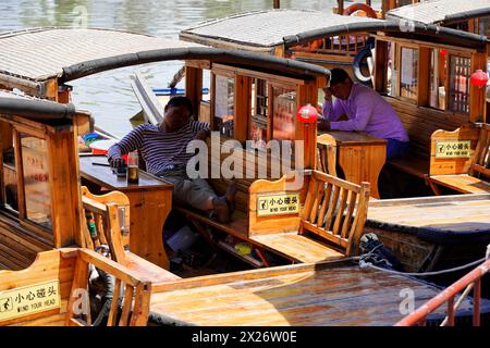 Ausflug zum Wasserdorf Zhujiajiao, Shanghai, China, Asien, Holzboot auf dem Kanal mit Blick auf die historische Architektur, Passagiere entspannen sich auf einem Stockfoto