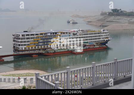 Kreuzfahrtschiff auf dem Yangtse-Fluss, Yichang, Provinz Hubei, China, Asien, großes Kreuzfahrtschiff, das am Flussufer liegt, während Passagiere an Bord gehen, Shanghai Stockfoto