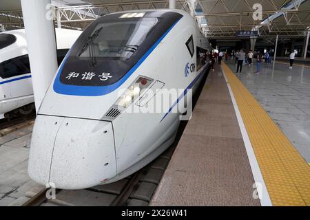 Schnellzug CRH380 nach Yichang, Ein Hochgeschwindigkeitszug wartet an einem Bahnsteig mit Passagieren, Shanghai, Yichang, Yichang, Provinz Hubei, China Stockfoto