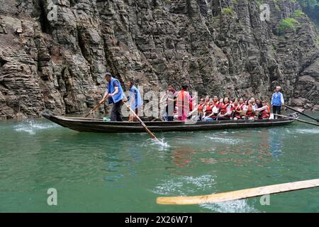 Spezialboote für die Seitenarme des Yangtse, für Flusskreuzfahrtschiffe Touristen, Yichang, China, Asien, Boot mit Rudern und Passagiere nahe steil Stockfoto