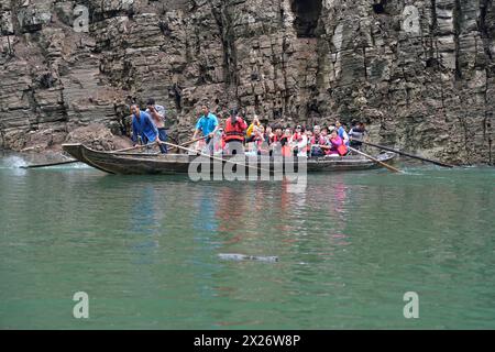 Spezialboote für die Seitenarme des Yangtse, für die Touristen der Flusskreuzschiffe, Yichang, China, Asien, Passagiere in traditioneller Kleidung Stockfoto