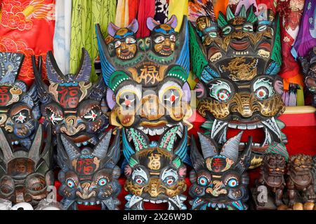 Chongqing, Provinz Chongqing, Souvenirs, Stand, am Yangtze Fluss, Masken mit kunstvollen Gemälden und Schnitzereien, traditionell Stockfoto