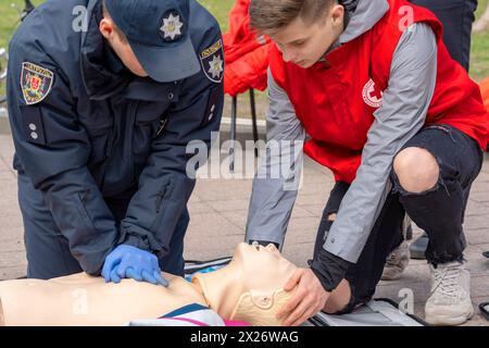 Hände eines Polizisten an einer Schaufensterpuppe während einer Reanimationsübung. HLW erste-Hilfe-Trainingskonzept.Notfallversorgung.Vinnitsa. Ukraine. 04.05.2019. Stockfoto