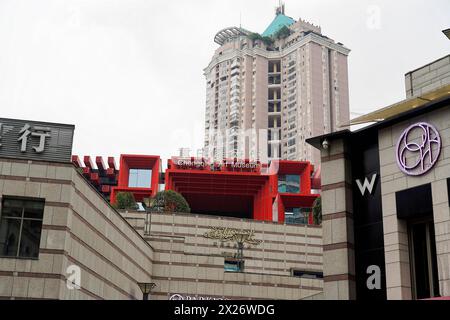 Machen Sie einen Spaziergang in Chongqing, Provinz Chongqing, China, Asien, Blick auf das Chongqing Kunstmuseum mit urbanem Hintergrund, Chongqing Stockfoto