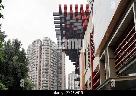 Machen Sie einen Spaziergang durch Chongqing, Provinz Chongqing, China, Asien, moderne Architektur mit markanten roten Elementen neben Hochhäusern, Chongqing Stockfoto