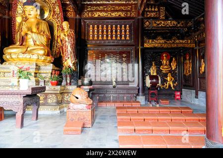 Chongqing, Provinz Chongqing, China, Asien, goldene Buddha-Statue in einem chinesischen Tempel mit Altar und Räucherstäbchen Stockfoto