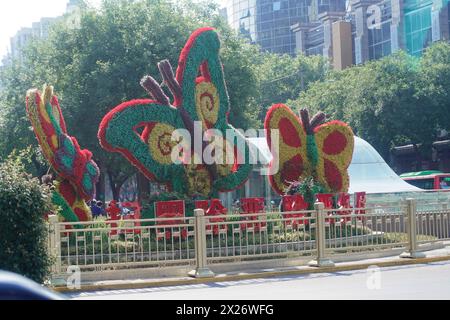 Schlendern Sie durch Chongqing, Provinz Chongqing, China, Asien, farbenfrohe blühende Pflanzenskulpturen in Form von Schmetterlingen in einem Park, Chongqing Stockfoto