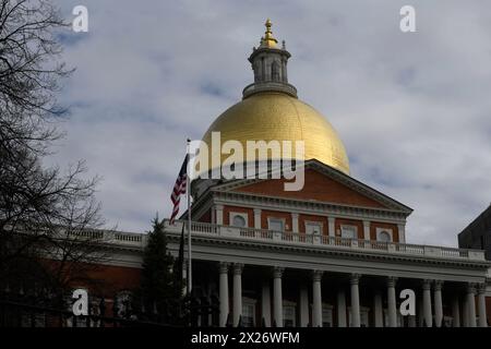 Boston, Ma, USA. April 2024. Armenier und Freunde nehmen am 109. Jahrestag des Völkermordes an den Armeniern 1915 durch die osmanische Regierung Teil. Die diesjährige Veranstaltung ist von immenser Bedeutung, insbesondere angesichts der jüngsten ethnischen Säuberung der Armenier aus Berg-Karabch im September letzten Jahres durch die Streitkräfte der Regierung Aserbaidschans. (Kreditbild: © Kenneth Martin/ZUMA Press Wire) NUR REDAKTIONELLE VERWENDUNG! Nicht für kommerzielle ZWECKE! Stockfoto