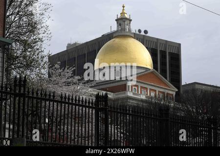 Boston, Ma, USA. April 2024. Armenier und Freunde nehmen am 109. Jahrestag des Völkermordes an den Armeniern 1915 durch die osmanische Regierung Teil. Die diesjährige Veranstaltung ist von immenser Bedeutung, insbesondere angesichts der jüngsten ethnischen Säuberung der Armenier aus Berg-Karabch im September letzten Jahres durch die Streitkräfte der Regierung Aserbaidschans. (Kreditbild: © Kenneth Martin/ZUMA Press Wire) NUR REDAKTIONELLE VERWENDUNG! Nicht für kommerzielle ZWECKE! Stockfoto