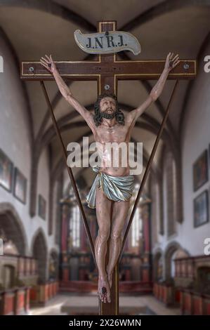 Lebensgroße, geschnitzte Figur Jesu am Kreuz, 350 Jahre alte Prozessionsfigur in der Michaeliskirche, Neunkirchen am Brand, Mittelfranken Stockfoto