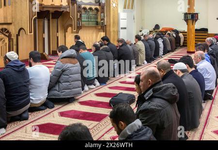 Freitagsgebet von Muslimen in der Berliner Moschee Neukoellner Begegnungsstaette, 27.03.2015, Berlin, Deutschland Stockfoto