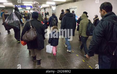 Flüchtlinge sind mit einem IC-Zug am Bahnhof Schönefeld angekommen. Sie werden dann mit dem Bus zur Unterkunft in Berlin, 02.12.2015, Schönefeld, gebracht Stockfoto