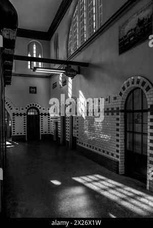 Schwarzweißfoto, S-Bahnhof Nikolassee, Innenaufnahme, Berlin-Zehlendorf, Berlin, Deutschland Stockfoto