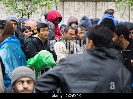 Syrische Flüchtlinge warten bei kaltem und nassem Wetter beim Landesamt für Gesundheit und Soziales Berlin am 20. Oktober 2015 auf ihre Registrierung Stockfoto