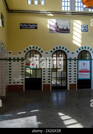 S-Bahn-Station Nikolassee, Innenansicht, Berlin-Zehlendorf, Berlin, Deutschland Stockfoto