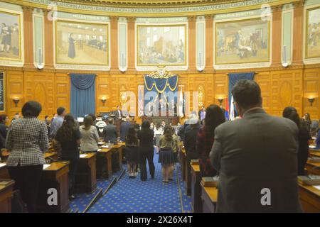 Boston, Ma, USA. April 2024. Armenier und Freunde nehmen am 109. Jahrestag des Völkermordes an den Armeniern 1915 durch die osmanische Regierung Teil. Die diesjährige Veranstaltung ist von immenser Bedeutung, insbesondere angesichts der jüngsten ethnischen Säuberung der Armenier aus Berg-Karabch im September letzten Jahres durch die Streitkräfte der Regierung Aserbaidschans. (Kreditbild: © Kenneth Martin/ZUMA Press Wire) NUR REDAKTIONELLE VERWENDUNG! Nicht für kommerzielle ZWECKE! Stockfoto