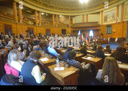 Boston, Ma, USA. April 2024. Armenier und Freunde nehmen am 109. Jahrestag des Völkermordes an den Armeniern 1915 durch die osmanische Regierung Teil. Die diesjährige Veranstaltung ist von immenser Bedeutung, insbesondere angesichts der jüngsten ethnischen Säuberung der Armenier aus Berg-Karabch im September letzten Jahres durch die Streitkräfte der Regierung Aserbaidschans. (Kreditbild: © Kenneth Martin/ZUMA Press Wire) NUR REDAKTIONELLE VERWENDUNG! Nicht für kommerzielle ZWECKE! Stockfoto